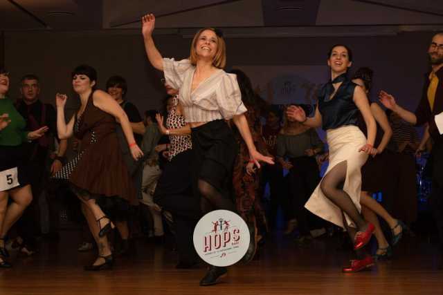 Passi frenetici, musica swing e tanta allegria: a Bari 250 persone ballano ovunque il "lindy hop"